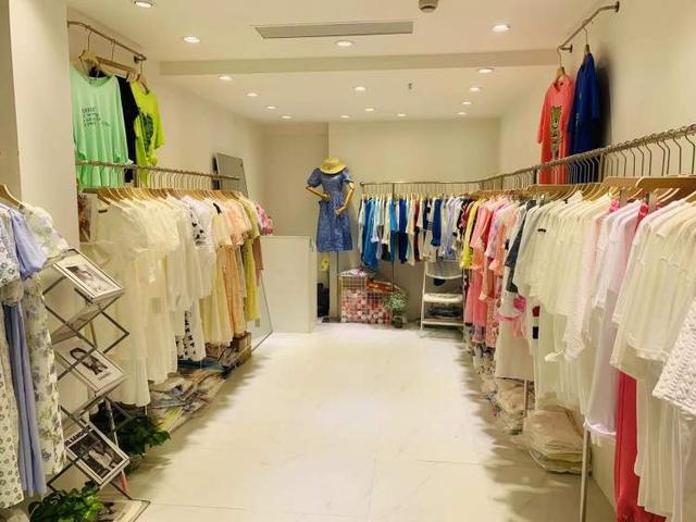 七浦路服裝店逆境中尋新機(jī) 批發(fā)轉(zhuǎn)零售，春裝巧變秋裝